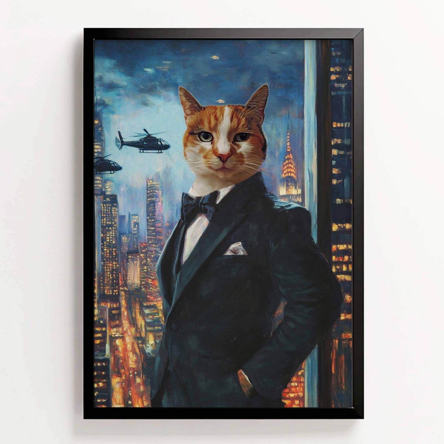 Poster in ‘Geheim agent’-stijl met kat in smoking en nachtelijke stadsachtergrond, zonder naam en ingelijst in zwarte lijst