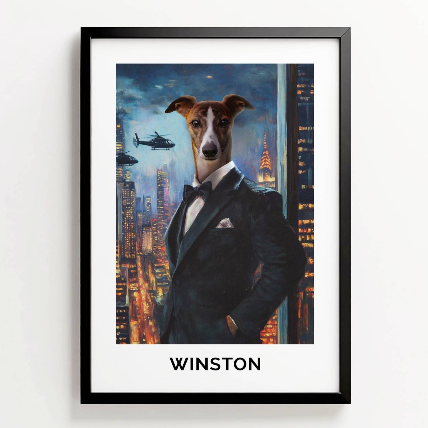 Ingelijste poster in ‘Geheim agent’-stijl van whippet Winston in smoking met stadsachtergrond bij nacht, met naam onder het portret