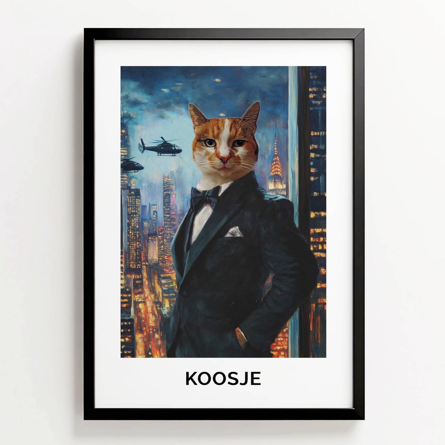 Ingelijste poster van kat Koosje in ‘Geheim agent’-stijl, met smoking en stadsachtergrond bij nacht, met naam onder het portret