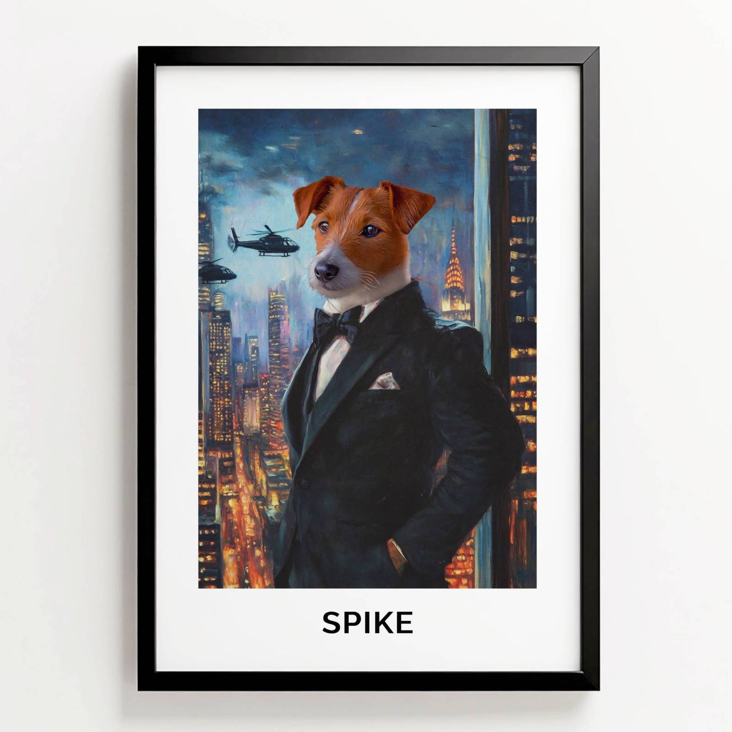 Ingelijste poster in ‘Geheim agent’-stijl van hond Spike in smoking met stadsachtergrond bij nacht, met naam onder het portret
