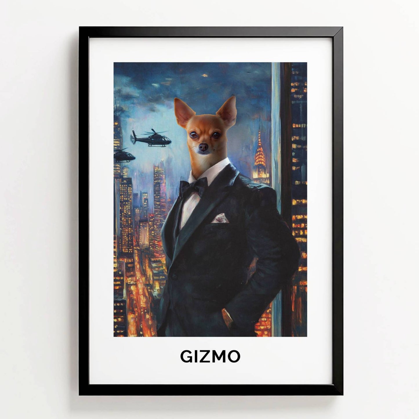 Ingelijste poster in ‘Geheim agent’-stijl van Chihuahua Gizmo in smoking met stadsachtergrond bij nacht, met naam onder het portret