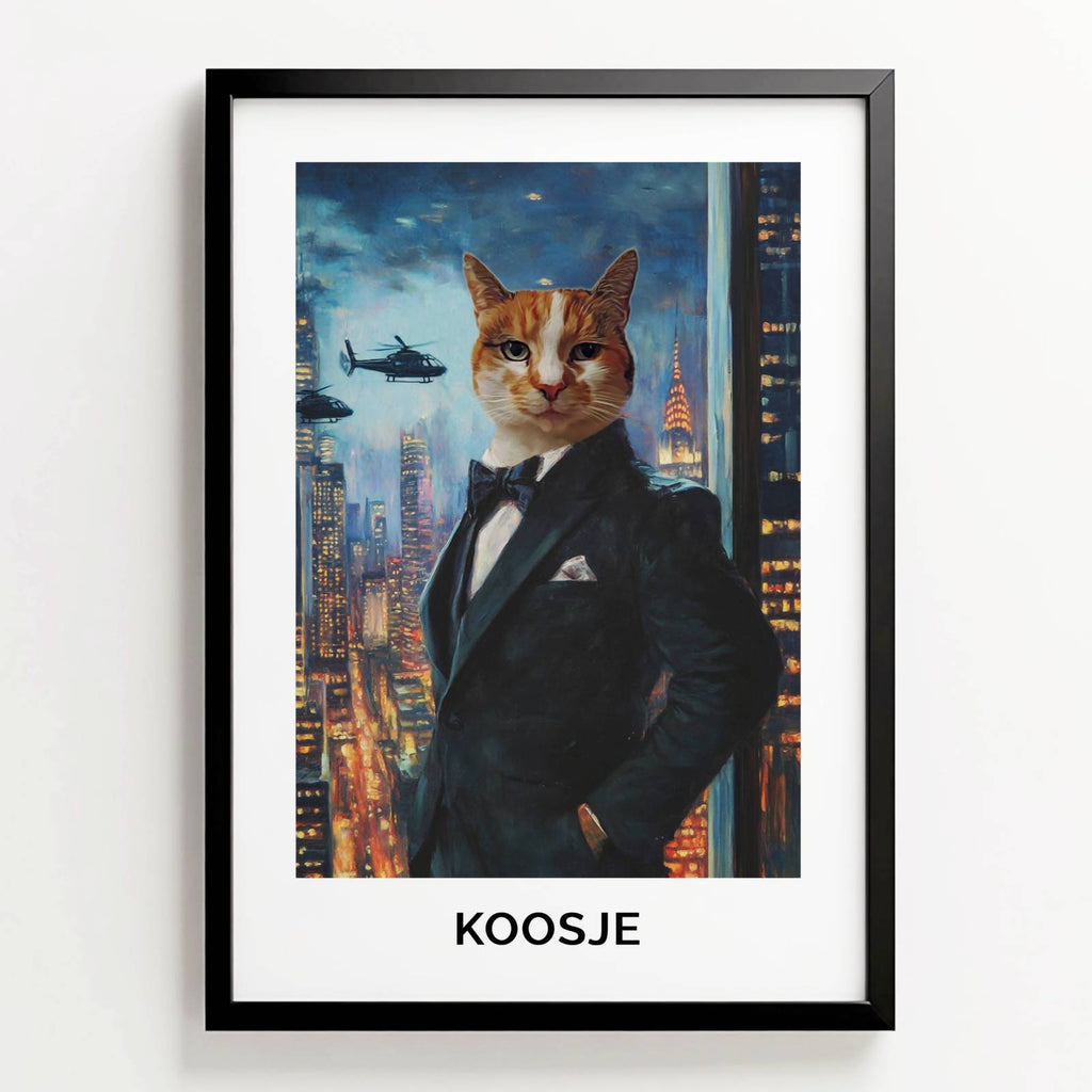 Ingelijste poster van kat Koosje in ‘Geheim agent’-stijl, met smoking en stadsachtergrond bij nacht, met naam onder het portret